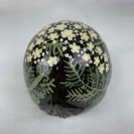 Kugel-Vogel schwarz mit Blümchen bemalt – Bild 6