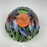 Bemalter Vogel mit Schwertlilien – Bild 3