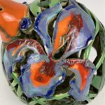 Bemalter Vogel mit Schwertlilien – Bild 2