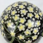 Kugel-Vogel schwarz mit Blümchen bemalt – Bild 5