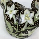 Bemaltes Hühnchen mit Blumen und Tupfen – Bild 9