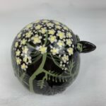 Kugel-Vogel schwarz mit Blümchen bemalt – Bild 4