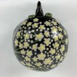 Kugel-Vogel schwarz mit Blümchen bemalt – Bild 3