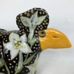 Bemaltes Hühnchen mit Blumen und Tupfen – Bild 7