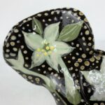 Bemaltes Hühnchen mit Blumen und Tupfen – Bild 8