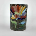 Bemalte kleine Vase mit bunter Blume – Bild 2