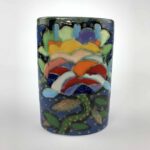 Bemalte kleine Vase mit bunten Chrysanthemen – Bild 2