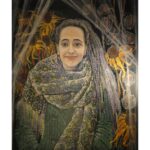 Dame vor Sonnenblumen und Physalisen