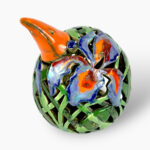 Bemalter Vogel mit Schwertlilien