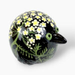 Kugel-Vogel schwarz mit Blümchen bemalt