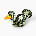 Bemaltes Hühnchen mit Blumen und Tupfen