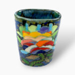 Bemalte kleine Vase mit bunten Chrysanthemen