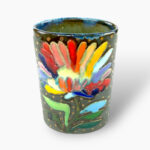 Bemalte kleine Vase mit bunter Blume