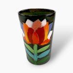 Schwarze Vase bemalt mit Tulpen